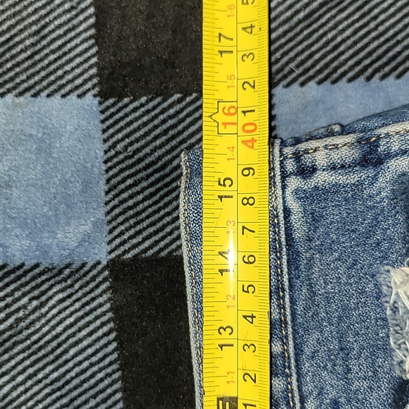 Vintage. Wrangler. Jean Shorts. Artistically created.  Waist 31 inseem 13 - Picture 13 of 14